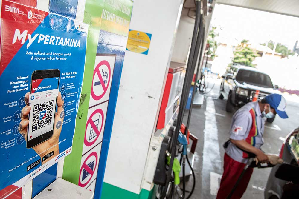 Petugas melakukan pengisian bahan bakar pertalite di SPBU Pertamina Abdul Muis, Jakarta, Rabu (29/6/2022). /Antara Foto-Muhammad Adimaja