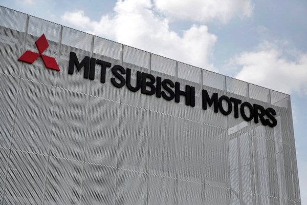 Logo Mitsubishi Motors di di pabrik PT Mitsubishi Motors Krama Yudha Indonesia, di Cikarang, Bekasi, Jawa Barat, Selasa (25/4). /Reuters-Beawiharta