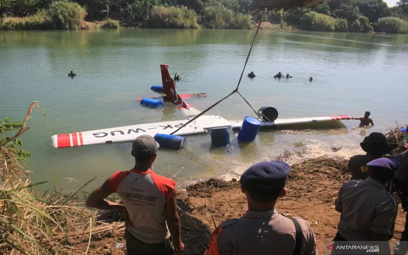 Ilustrasi - Petugas mengevakuasi pesawat latih yang jatuh di Sungai Cimanuk, Indramayu, Jawa Barat, Selasa (23/7/2019)./Antara-Dedhez Anggara.