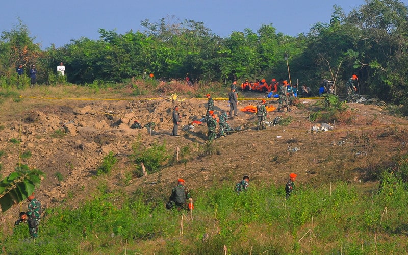 Personel TNI AU berada di lokasi kecelakaan pesawat tempur latih T-50i Golden Eagle TT-5009 yang jatuh di Desa Nginggil, Kradenan, Blora, Jawa Tengah, Selasa (19/7/2022). Kecelakaan pesawat dari Skadron Udara 15 Lanud Iswahjudi saat latihan terbang malam pada Senin (18/7/2022) tersebut mengakibatkan pilot pesawat Lettu Pnb Allan Safitra Indra Wahyudi meninggal dunia./Antara-Yusuf Nugroho