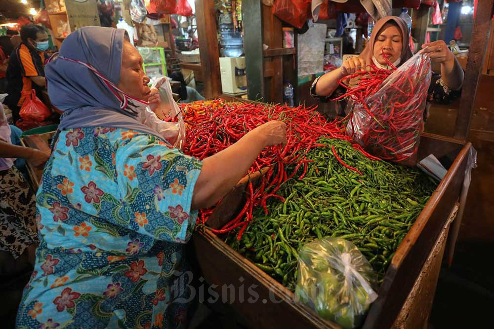 Pedagang cabai melayani pembeli di salah satu pasar di Jakarta, Rabu (6/7/2022). Bisnis/Eusebio Chysnamurti