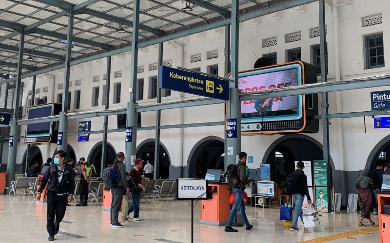 Suasana di stasiun Pasar Senen, Jakarta menjelang mudik Lebaran 2022 mulai dipadati pemudik pada Kamis, 14 April 2022 / Bisnis-Szalma Fatimarahma.