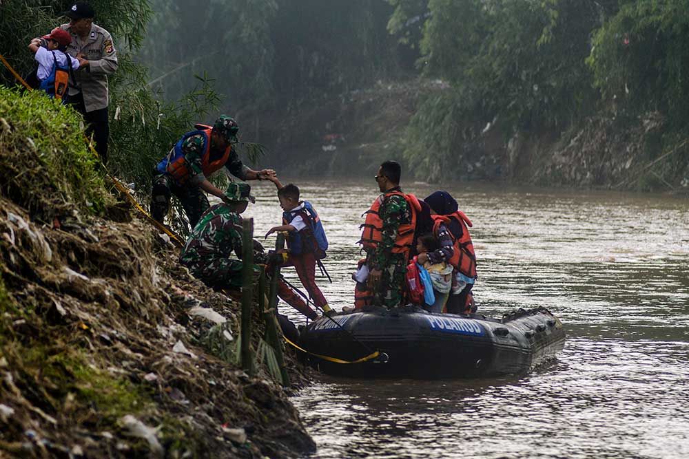  Tim SAR Gabungan Bantu Warga Sebrangi Sungai Cimanuk