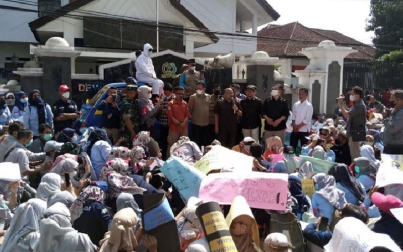 Ribuan Nakes Honorer Gelar Demo Depan Gedung DPRD Sumedang, Ini Tuntutannya