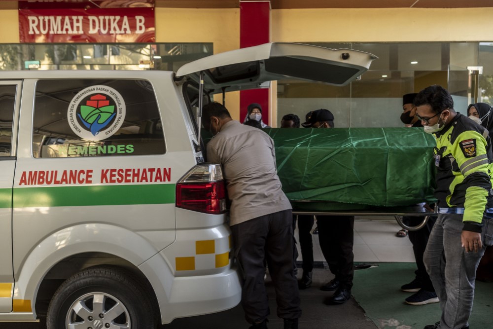 Petugas memasukkan keranda yang berisi jenazah korban kecelakaan truk pengangkut BBM ke dalam mobil ambulans di Instalasi Kedokteran Foresnsik RS Polri, Kramat Jati, Jakarta, Selasa (19/7/2022). Pihak RS Polri berhasil mengidentifikasi tujuh dari sembilan jenazah korban kecelakaan lalu lintas truk pengangkut BBM di Jalan Transyogi, Cibubur, Bekasi, Jawa Barat dan telah diserahterimakan kepada pihak keluarga korban. ANTARA FOTO/Aprillio Akbar.
