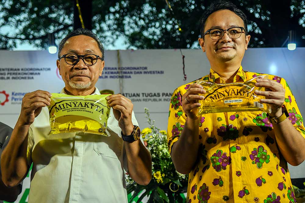 Menteri Perdagangan Zulkifli Hasan (kiri) bersama Wakil Menteri Perdagangan Jerry Sambuaga (kanan) memperlihatkan minyak goreng kemasan saat peluncuran minyak goreng kemasan rakyat (MinyaKita) di kantor Kementerian Perdagangan, Jakarta, Rabu (6/7/2022). ANTARA FOTO/Galih Pradipta