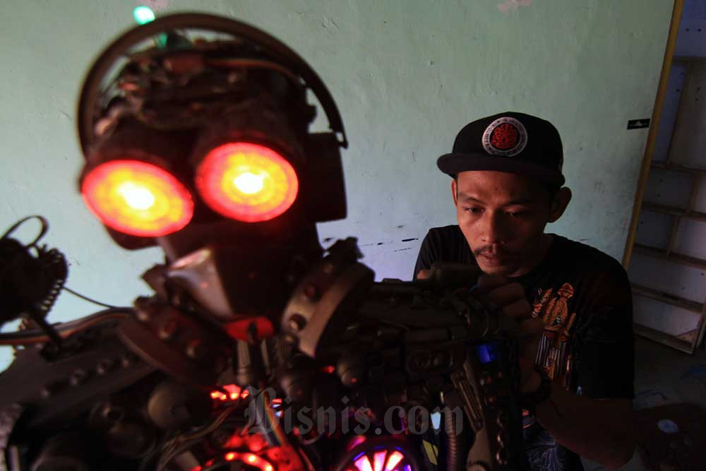  Seniman Instalasi di Padang Membuat Robot Dari Sampah Plastik