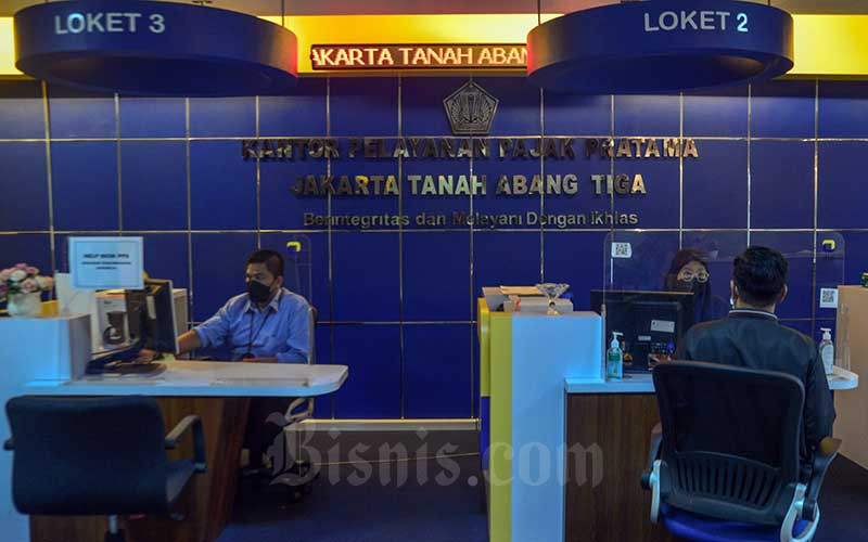 Petugas melayani wajib pajak di KPP Pratama Jakarta Tanah Abang Tiga, Jakarta, Rabu (5/1/2022). Bisnis/Fanny Kusumawardhani
