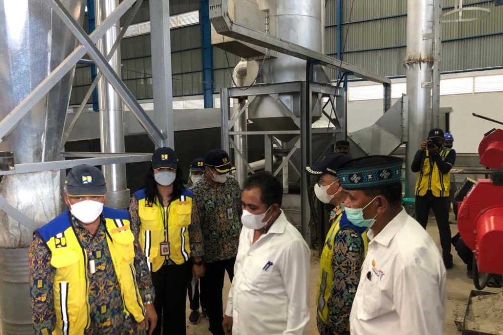 Menteri PUPR Basuki Hadimuljono tengah meninjau fasilitas sistem pengolahan sampah terpadu Warloka, Manggarai Barat, Nusa Tenggara Timur, Rabu  (20/7/2022). Bisnis.com/Muhammad Ridwan.