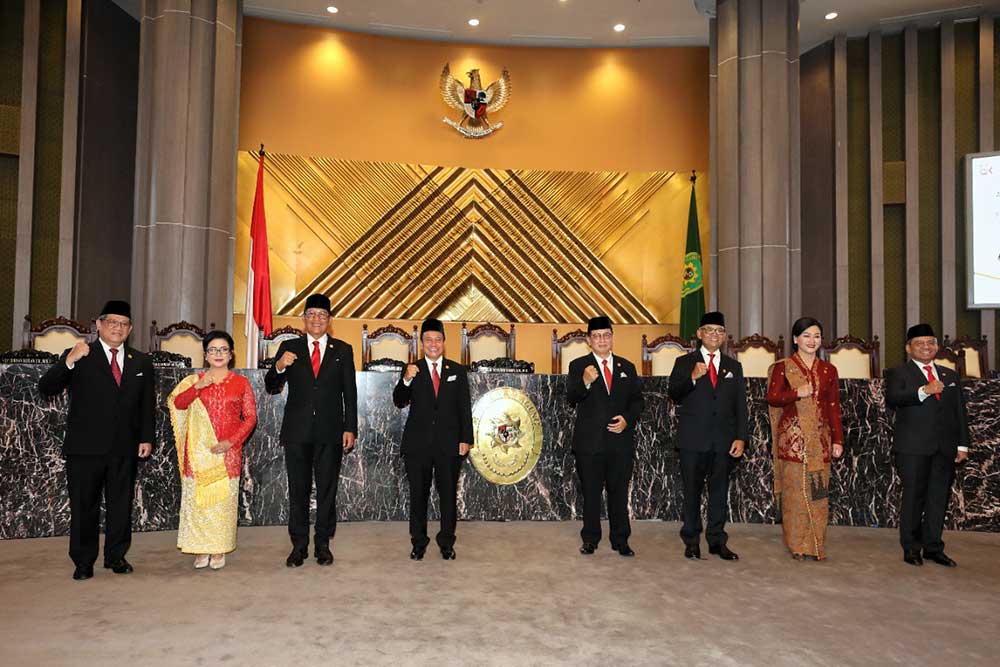 Dewan Komisioner OJK untuk masa jabatan 2022-2027 berfoto bersama seusai dilantik di Makamah Agung, Jakarta, Rabu (20/6/2022). Bisnis/Eusebio Chrysnamurti
