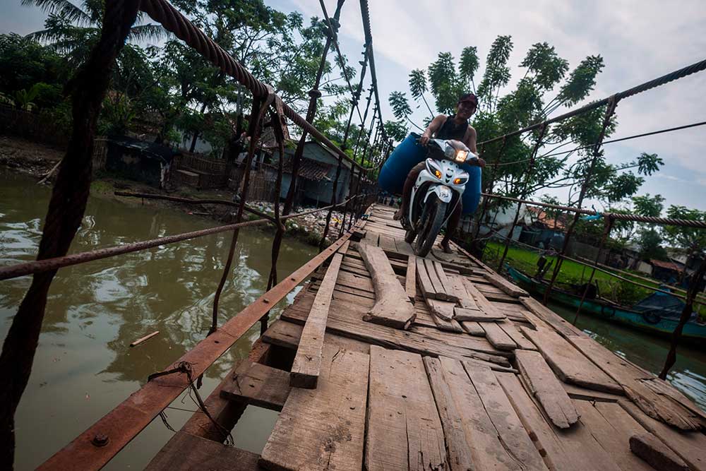  Meski Berbahaya, Warga di Banten Tetap Menggunakan Jebatan Gantung Yang Rusak