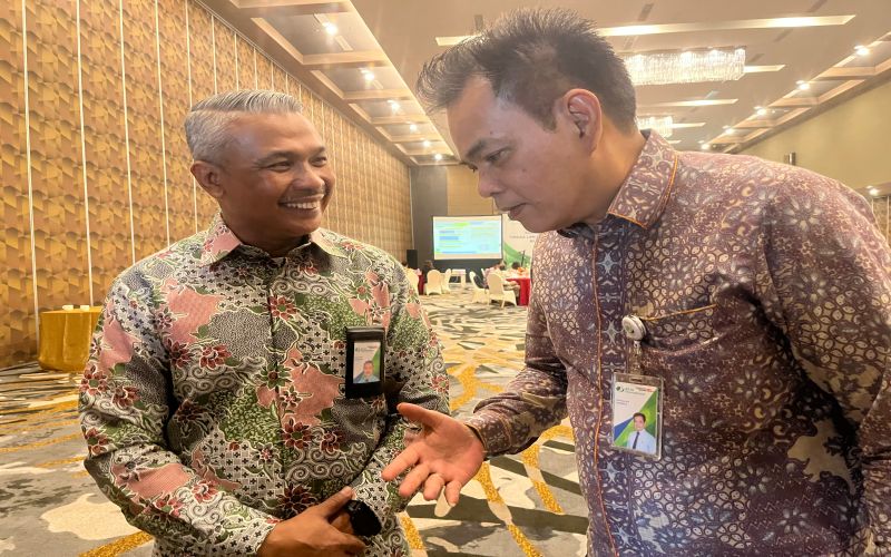 Kepala Cabang BPJS Ketenagakerjaan Palembang Moch. Faisal (kiri) tengah menyimak penjelasan terkait program BPJamsostek di sela acara sosialisasi program BPJamsostek, Kamis (21/7). /Bisnis-Dinda wulandari