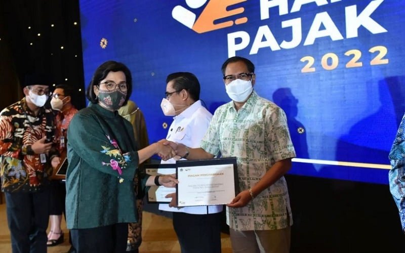  Sri Mulyani Berikan Penghargaan pada Bapenda Jabar