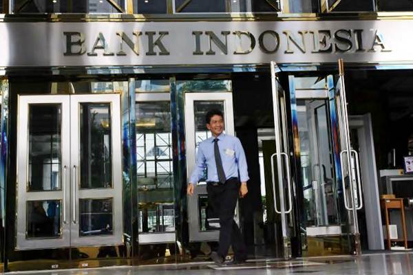 Karyawan keluar dari gedung Bank Indonesia di Jakarta./JIBI-Dedi Gunawan