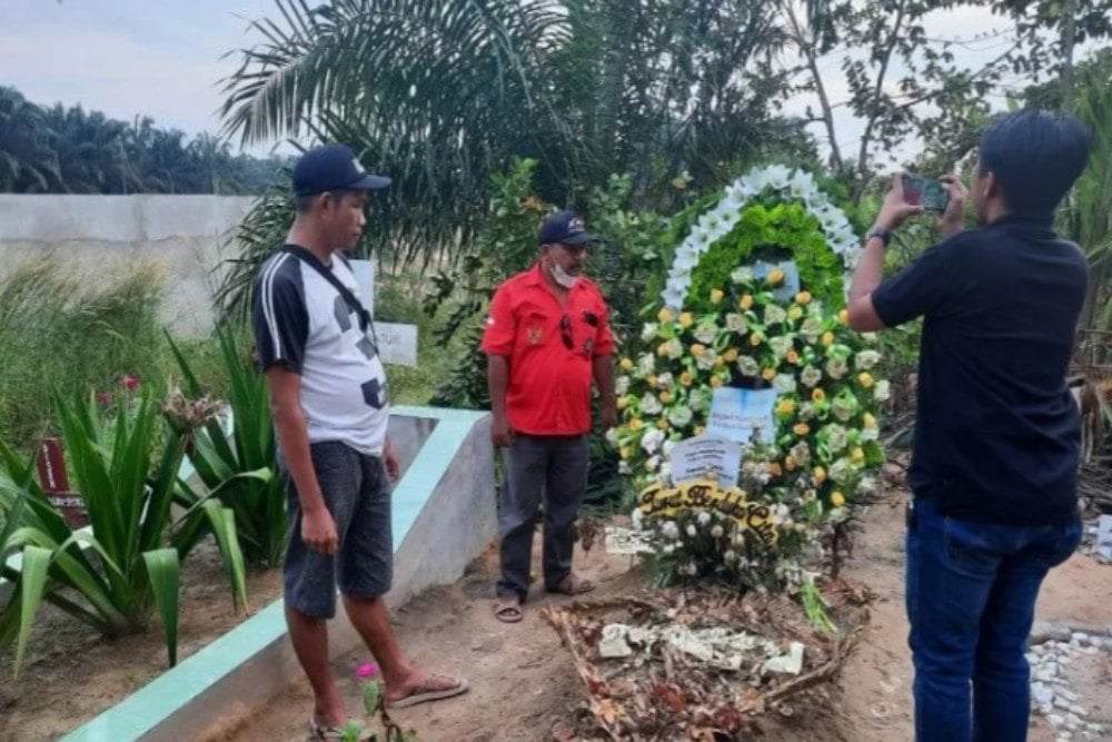  Makam Brigadir J di Jambi Dijaga dan Diberi Lampu Penerang