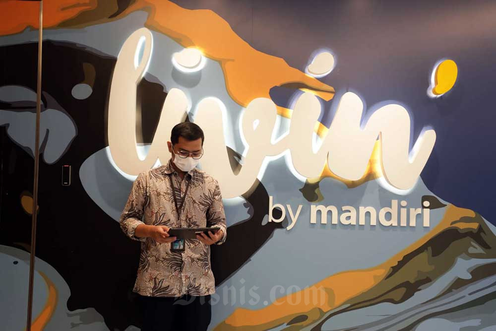 Pegawai beraktivitas di dekat logo Livin by Mandiri, Jakarta, Rabu (6/7/2022). Bisnis/Himawan L Nugraha