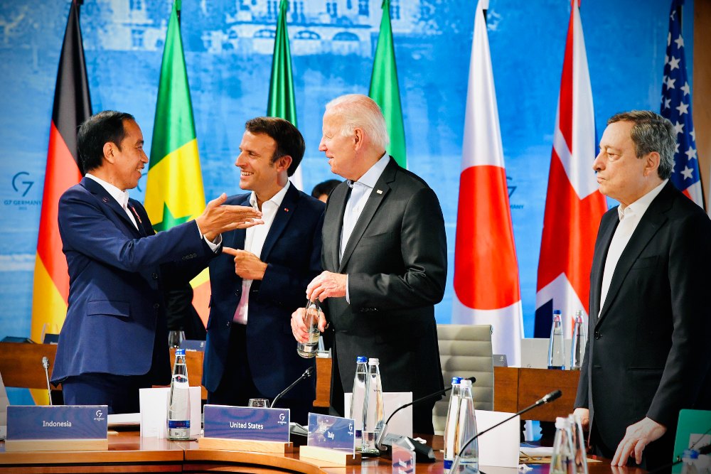 Presiden Joko Widodo (kiri) berbincang dengan Presiden Prancis Emmanuel Macron (kedua kiri) dan Presiden Amerika Serikat Joe Biden (kedua kanan) disaksikan Perdana Menteri Italia Mario Draghi saat Konferensi Tingkat Tinggi (KTT) G7 di Elmau, Jerman, Senin (27/6/2022). ANTARA FOTO/Biro Pers Setpres/Laily Rachev/Handout/sgd/aww.rn