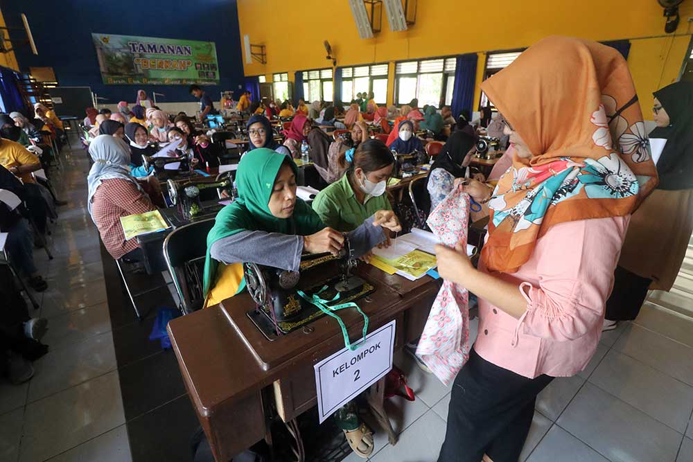  Ibu-Ibu Rumah Tangga di Kediri Ikuti Pelatihan Menjahit