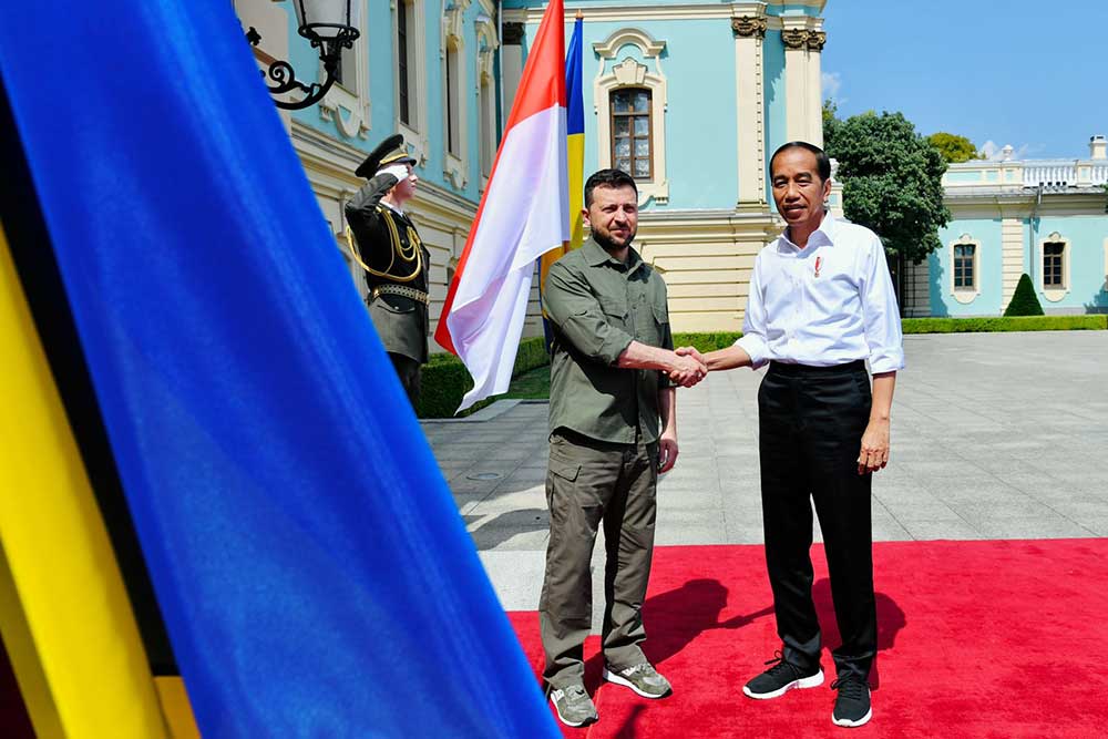 Presiden Jokowi tiba di Istana Maryinsky, Kyiv disambut oleh Presiden Ukraina Volodymyr Zelenskyy di pintu masuk Istana pada Rabu sore sekitar pukul 15.00 waktu setempat, pada Rabu (29/6/2022) - Setpres