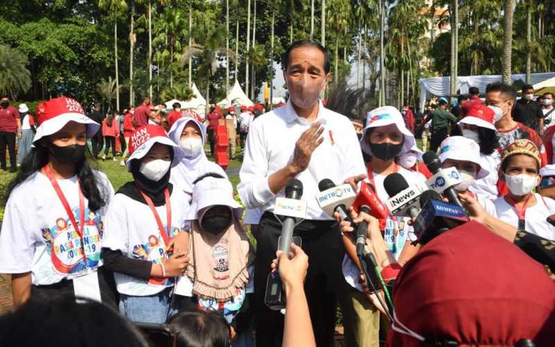  Momen Jokowi Ajak Anak-anak Bermain Sulap di Hari Anak Nasional