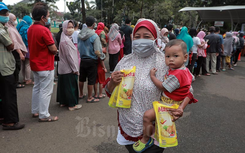 Sejumlah warga antre untuk membeli minyak goreng kemasan saat operasi pasar minyak goreng murah di Halaman Kantor Kecamatan Pamulang, Tangerang Selatan, Banten, Selasa (11/1/2022). Bisnis/Eusebio Chrysnamurti
