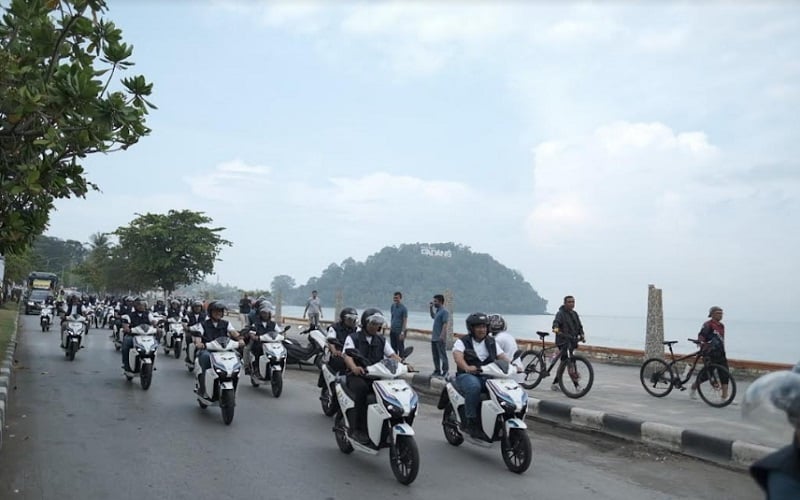  Pembuktian Efisiensi, Puluhan Motor Listrik Jelajahi Kota Padang