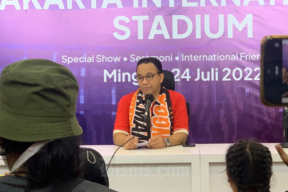 Gubernur DKI Jakarta Anies Baswedan memberikan keterangan kepada awak media di Jakarta International Stadium termasuk terkait runtuhnya pagar sisi utara, Minggu (24/7/2022)./Bisnis - Lukman Nur Hakim