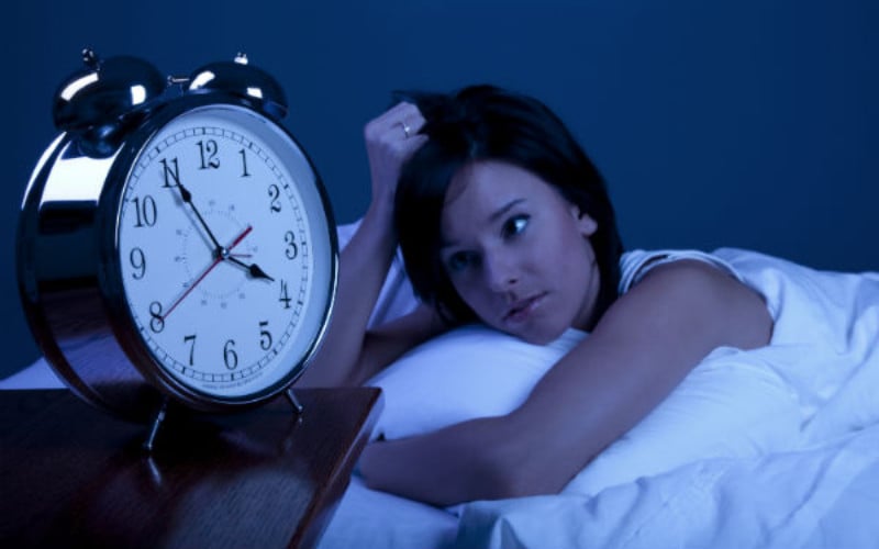 Ilustrasi insomnia atau susah tidur. Insomnia merupakan masalah yang penting diatasi untuk menghindari kebiasaan buruk begadang. Apa saja tips dan cara-caranya? - Boldsky.com