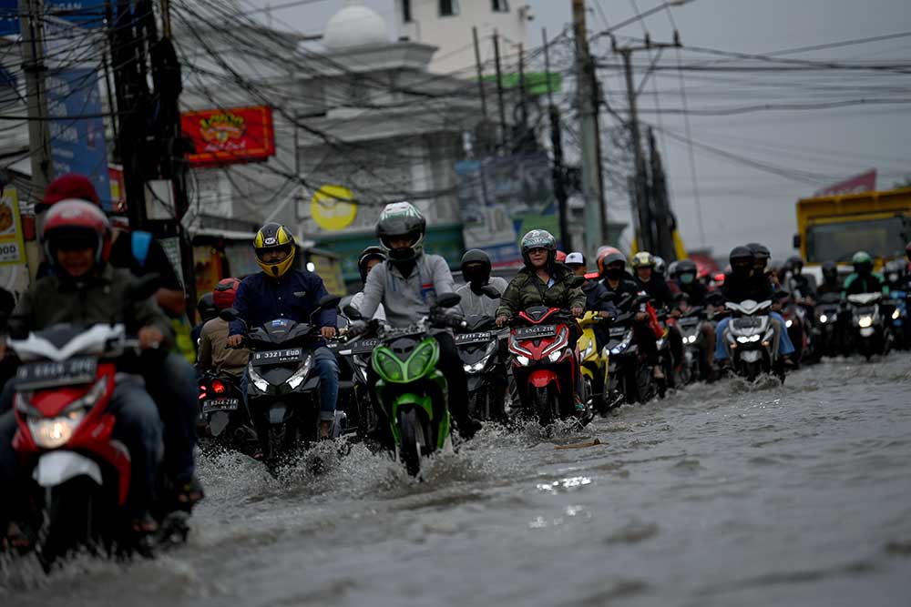  Pengendara Motor Terjebak Banjir di Depok