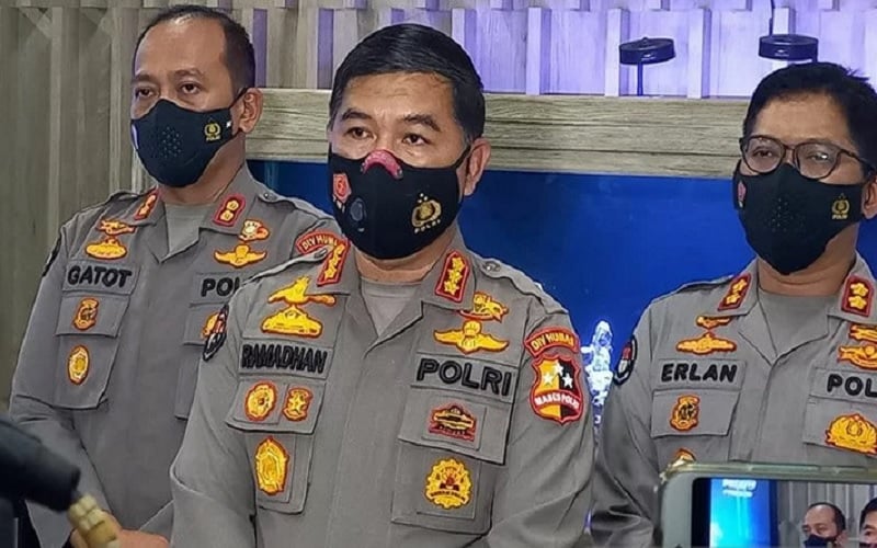 Kepala Bagian Penerangan Umum (Kabagpenum) Divisi Humas Polri Kombes Pol Ahmad Ramadhan memberikan keterangan pers kepada awak media di Mabes Polri, Jakarta Selatan, Senin (20/12/2021)./Antara