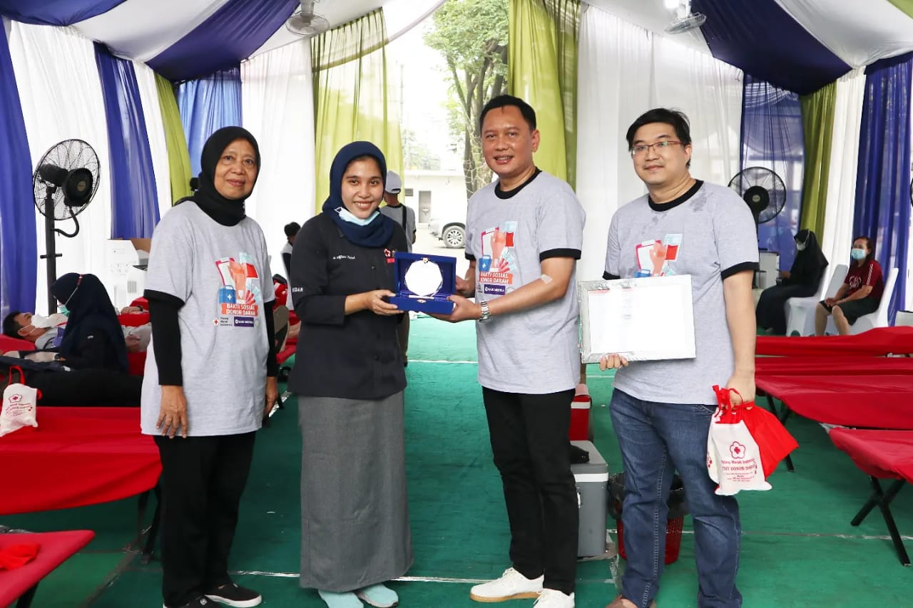 Sekretaris Perusahaan Bank Mestika Suharto Kurniawan (tiga dari kiri) pada kegiatan donor darah yang digelar Bank Mestika di Museum Perkebunan Indonesia, Kota Medan, Sumatra Utara, Sabtu (23/7/2022). / Istimewa 