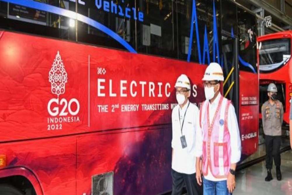 Menteri Perhubungan Budi Karya Sumadi meninjau kesiapan bus listrik buatan INKA/Kemenhub