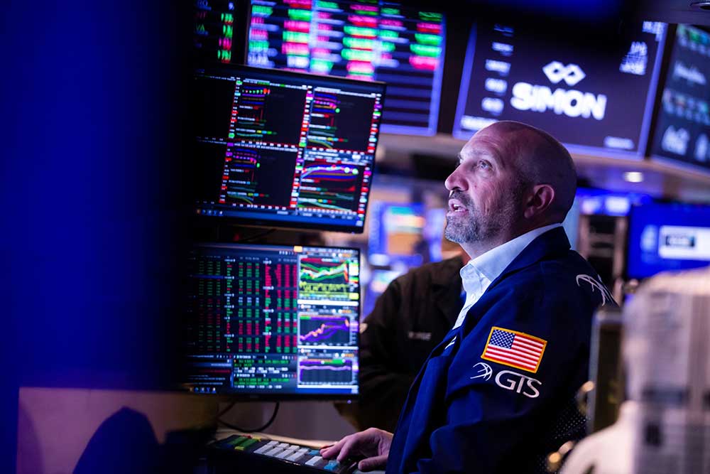 Wall Street mengakhiri sesi dengan beragam pada hari Senin karena investor memulai minggu tersibuk tahun ini untuk rilis pendapatan perusahaan dan data ekonomi. Bloomberg/Michael Nagle