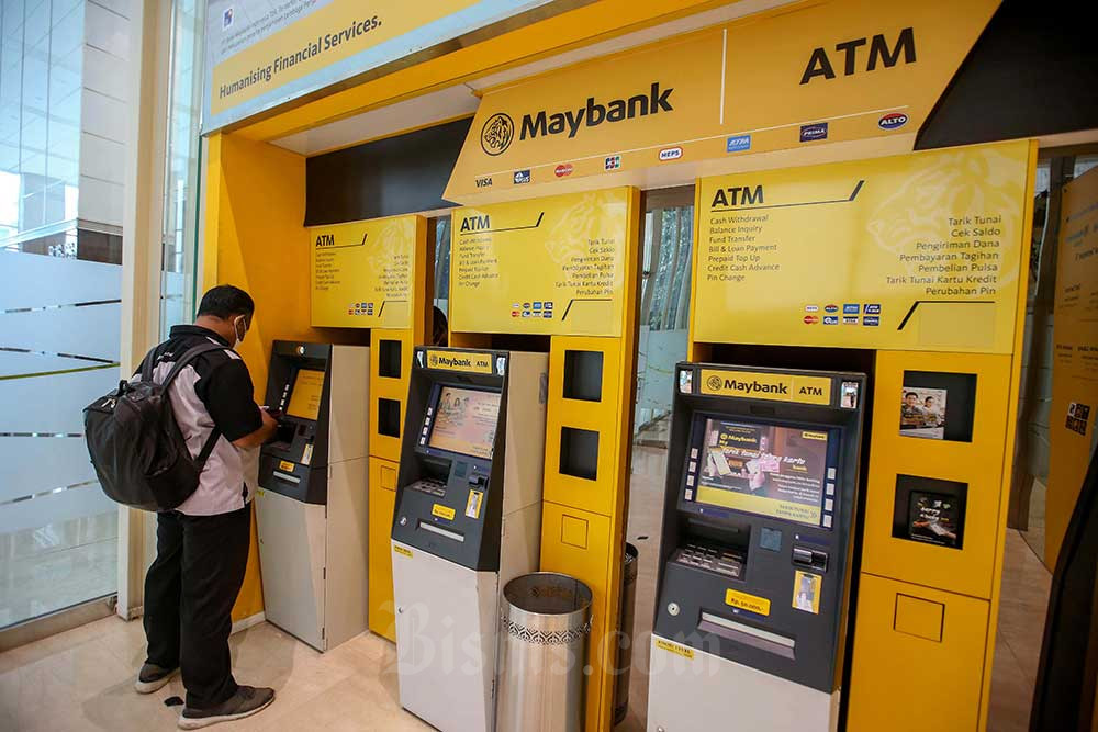Nasabah melakukan transaksi melalui mesin atm milik PT Bank Maybank Indonesia Tbk. (BNII) di Jakarta, Senin (14/3/2022). Bisnis/Eusebio Chrysnamurti