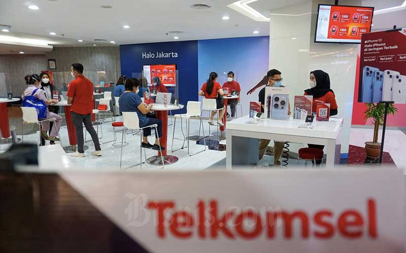 Karyawan melayani pelanggan di GraPARI Telkomsel Central Park Mall, Jakarta. Telkomsel merupakan anak usaha sekaligus tulang punggung Telkom (TLKM). - Bisnis/Suselo Jati