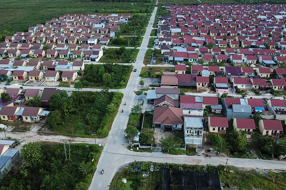 Foto udara areal komplek perumahan bersubsidi di kawasan Jalan Kecipir, Palangka Raya, Kalimantan Tengah, Jumat (15/7/2022). ANTARA FOTO/Makna Zaezar