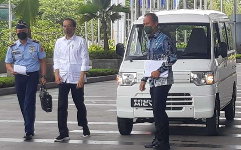 Presiden Joko Widodo atau Jokowi usai menjajal Mitsubishi Minicab-MiEV usai mengunjungi GIIAS 2021 di ICE, BSD City, Tangerang, Banten, Rabu (17/11/2021). - Bisnis/Reni Lestari.