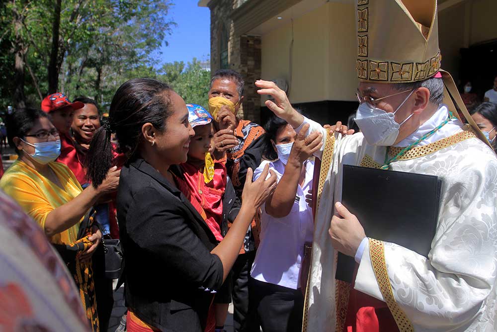  Warga NTT Berebut Berkat Tangan Dari Duta Besar Vatikan Untuk Indonesia Mgr Piero Pioppo