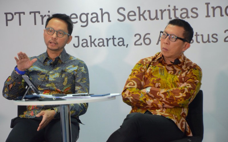 Direktur Utama PT Trimegah Sekuritas Indonesia Tbk Stephanus Turangan (kiri) didampingi oleh Direktur Trimegah David Agus (kanan) dalam sesi kegiatan paparan publik, Rabu (26/8/2020)/Istimewa