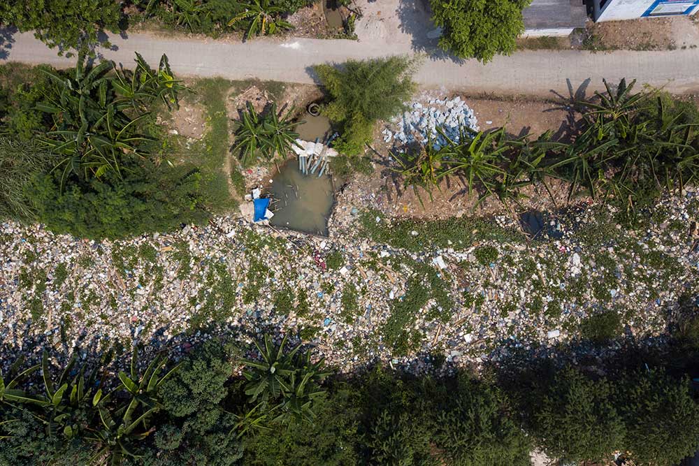  Aliran Kali Cikarang di Bekasi Dipenuhi Tumpukan Sampah