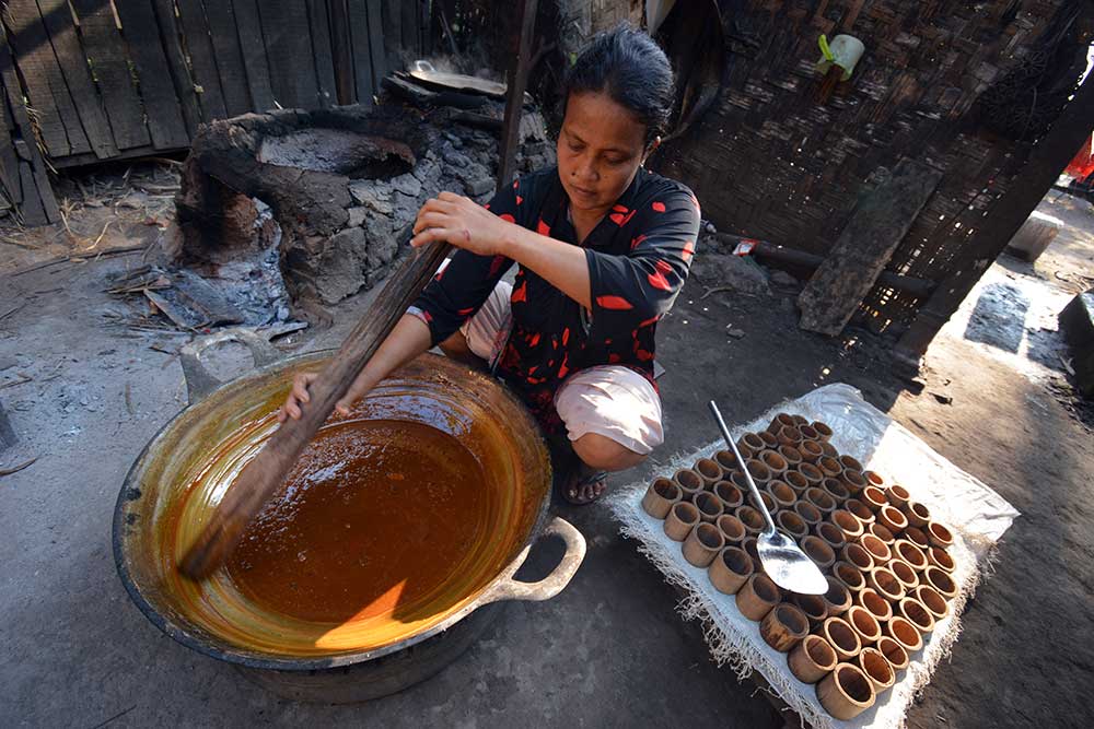  Mengintip Proses Produksi Gula Kelapa di Jember