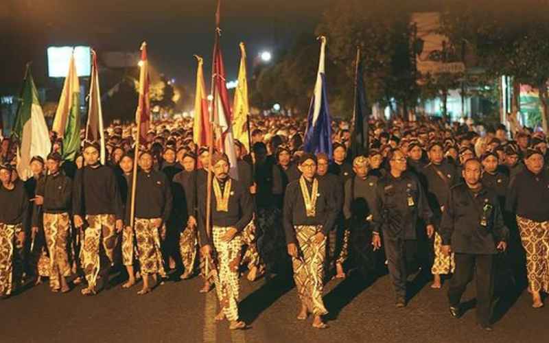  Mengenal Ritual \'Mubeng Beteng\' yang Dilakukan Keraton Yogyakarta di Malam 1 Suro