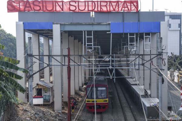 Kereta rel listrik (KRL) melintasi Stasiun BNI City di Jakarta yang masih dalam tahap penyelesaian pembangunannya pada Selasa (31/10/2017). Stasiun sepanjang 520 meter yang dibangun untuk pemberhentian kereta Bandara Soekarno-Hatta itu ditargetkan beroperasi November 2017./Antara-Hafidz Mubarak