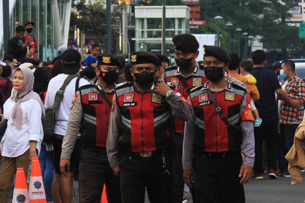 Sejumlah petugas kepolisian melakukan pengamanan di kawasan Dukuh Atas, Jakarta, Minggu (24/7/2022). Petugas gabungan TNI/Polri, Satuan Polisi Pamong Praja dan Dinas Perhubungan melakukan pengamanan dan pengaturan arus lalu lintas di sekitar kawasan Citayam Fashion Week karena semakin banyak warga yang memenuhi kawasan tersebut./Antara
