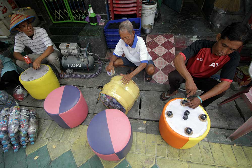  Pembuatan Sofa Ecobrick Berbahan Dasar Limbah Botol Plastik