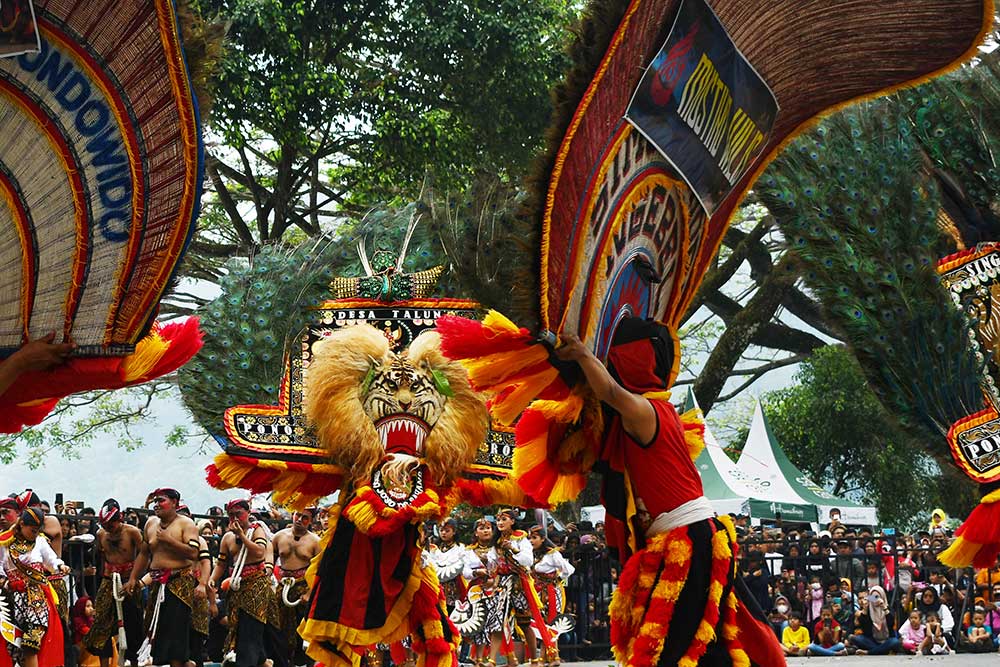  Atraksi Reog Ponorogo Hibur Pengunjung di Kawasan Wisata Telaga Ngebel Jawa Timur