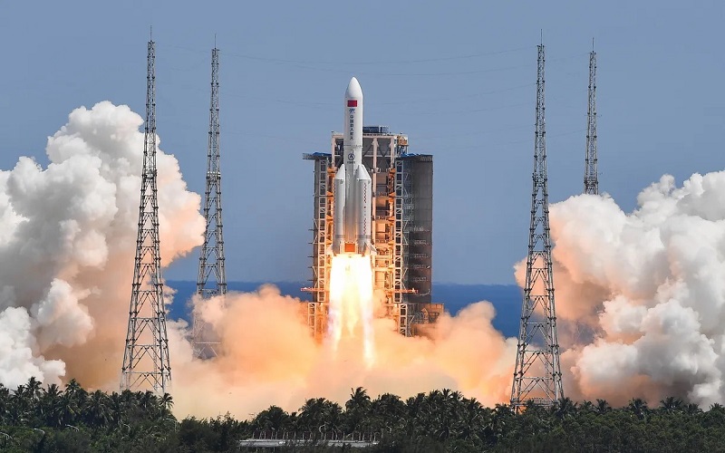 Roket Long March 5B lepas landas dari Situs Peluncuran Luar Angkasa Wenchang. Foto oleh Yang Guanyu/Xinhua via Getty Images