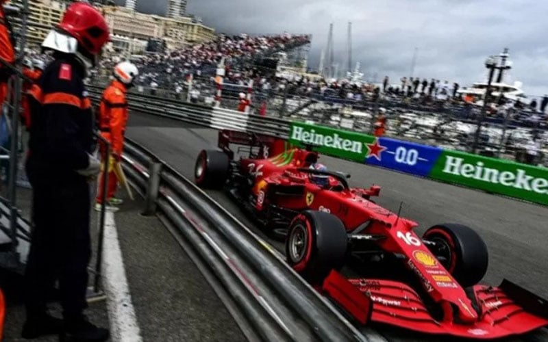 Pebalap tim Ferrari Charles Leclerc menjalani sesi kualifikasi Grand Prix Monako. (22/5/2021)./Antara/AFP