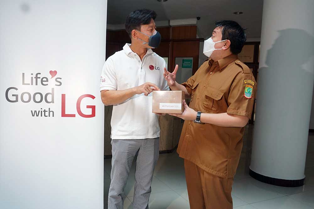  LG Dukung Tenaga Kesehatan RSUD Kabupaten Karawang Dengan Wearable Air Purifier