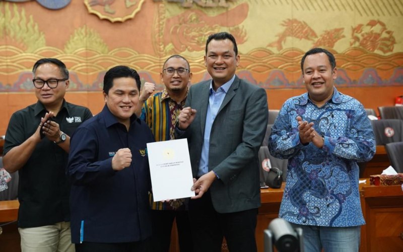 Menteri Badan Usaha Milik Negara (BUMN) Erick Thohir menyampaikan terima kasih atas dukungan panitia kerja (panja) penyelamatan PT Garuda Indonesia (Persero) Tbk Komisi VI DPR RI, Jumat (22/4/2022).